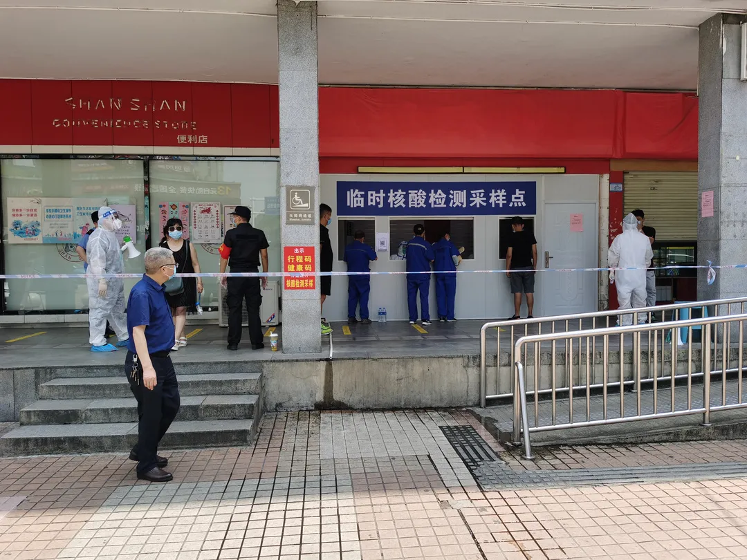 市纪委监委督查组在芦淞区市场群、火车站检查防疫情况