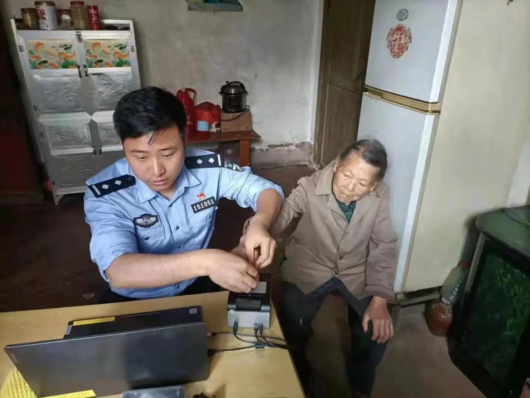 郴州市公安局苏仙分局坳上派出所所长 周小兵