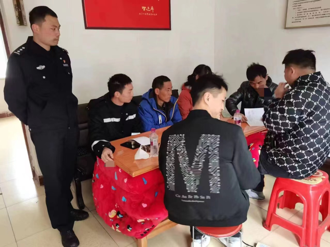 2月5日,常德市桃源县公安局九溪派出所民警经过6个多小时的调解,妥善化解了一起邻里纠纷。