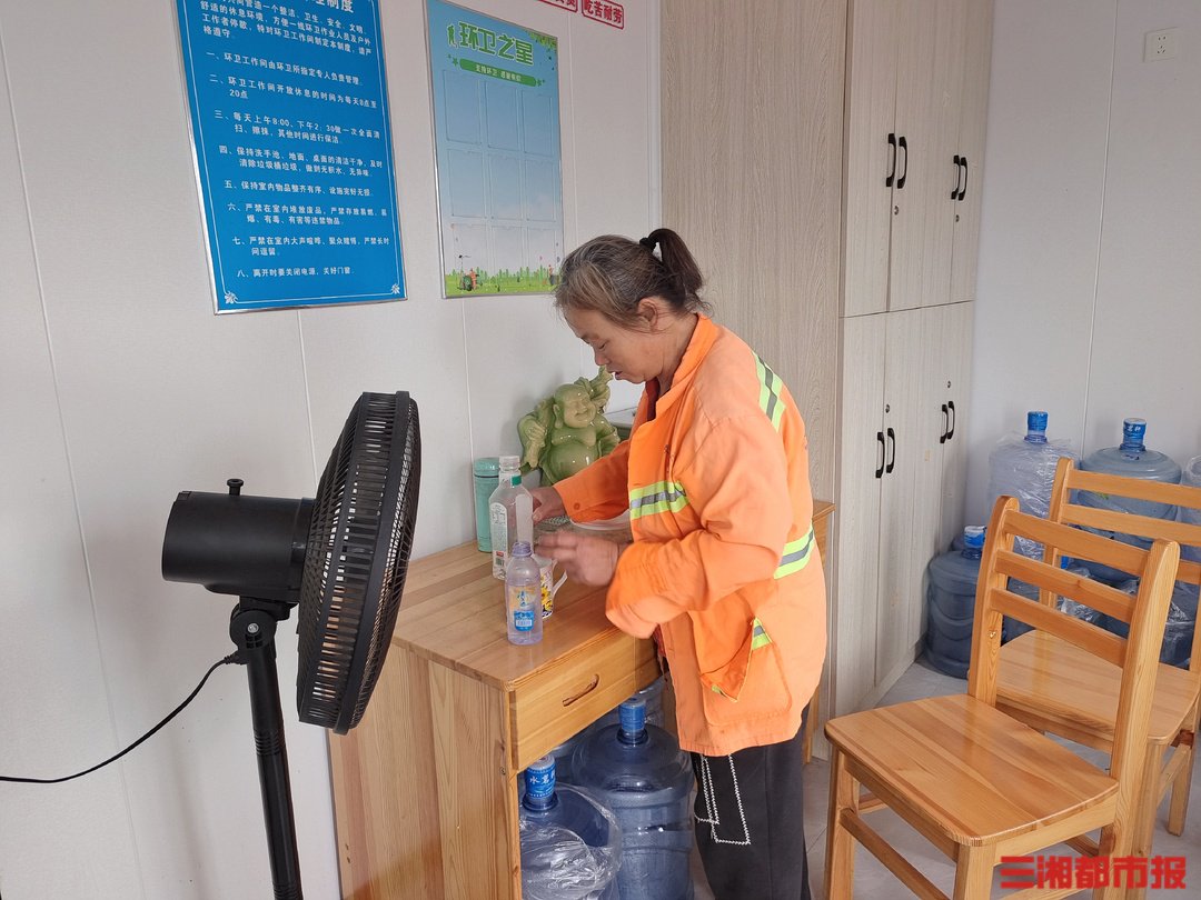 (7月21日,环卫工人李艳辉在长沙开福区一环卫工人休息室内休息。通讯员 供图)