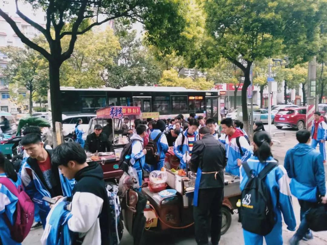 马路餐车生意火爆
