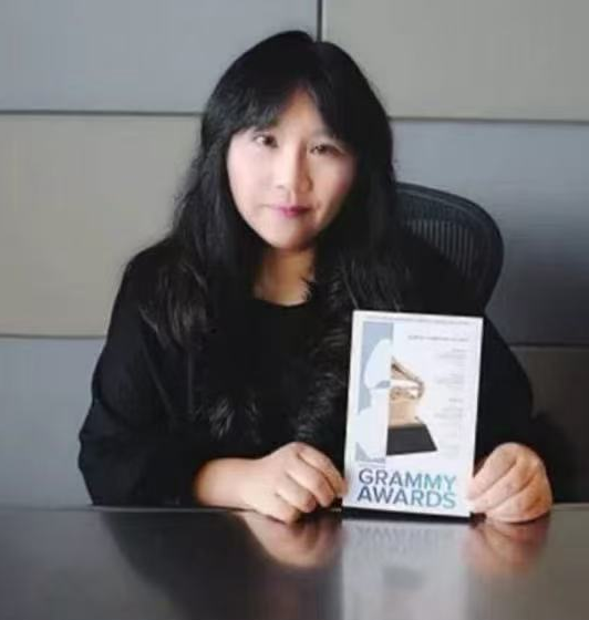 张正馨女士手持第59届格莱美奖颁奖典礼邀请函
