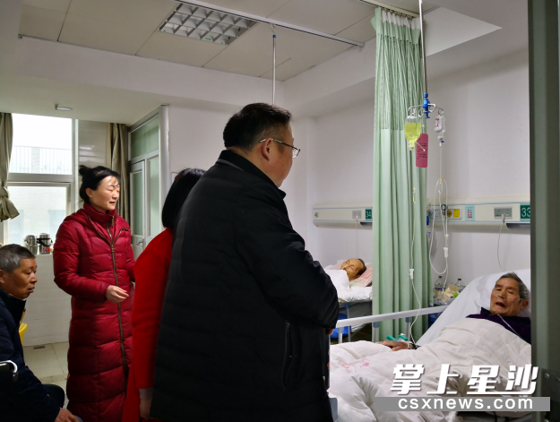 临走时,彭昕仔细叮嘱老人要听从医生的安排并告知自己下次过来的时间。潘东晓摄