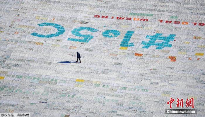 资料图：当地时间11月16日，瑞士阿尔卑斯山“少女峰”上展示的十万多张明信片，呼吁关注气候变暖。这些明信片是由世界各地的人们寄来的，打破了世界上最大明信片的吉尼斯世界记录。