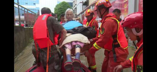 永州连降暴雨致90余人被困