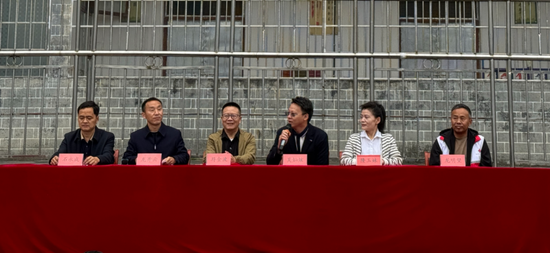 健合集团中国区公共事务总监吴灿炫(左四)