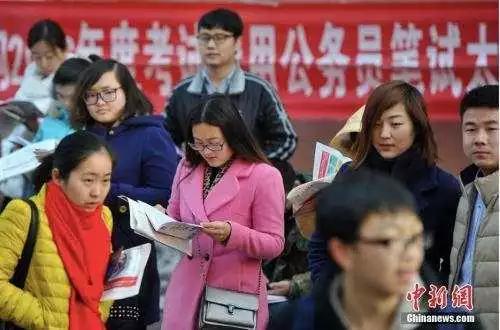 资料图:考试前争分夺秒复习的考生们。中新社记者 韦亮