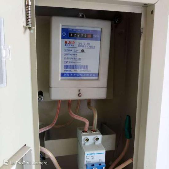 业主在“水箱”下方的电梯房内看到,专供基站运作的电表显示,其用电量已达到4.2万度。业主供图
