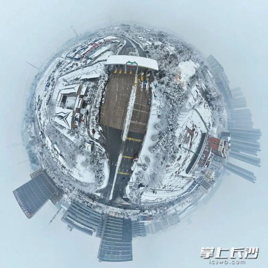 △长龙收费站工作人员清雪效果显著。长沙晚报全媒体记者 刘晓敏 摄