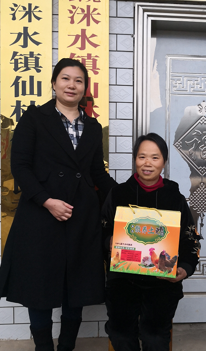 衡东县旖旎种养专业合作社的成立,让陆姣玉(左)和村民美珍对脱贫致富充满了信心。