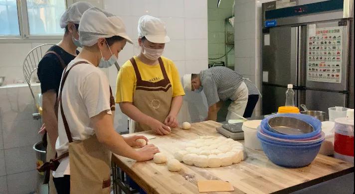 △西点屋的员工在制作面包