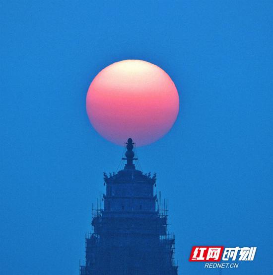 当塔尖与夕阳接壤的片刻,犹如塔尖亮起一盏明灯,温暖着雁城。