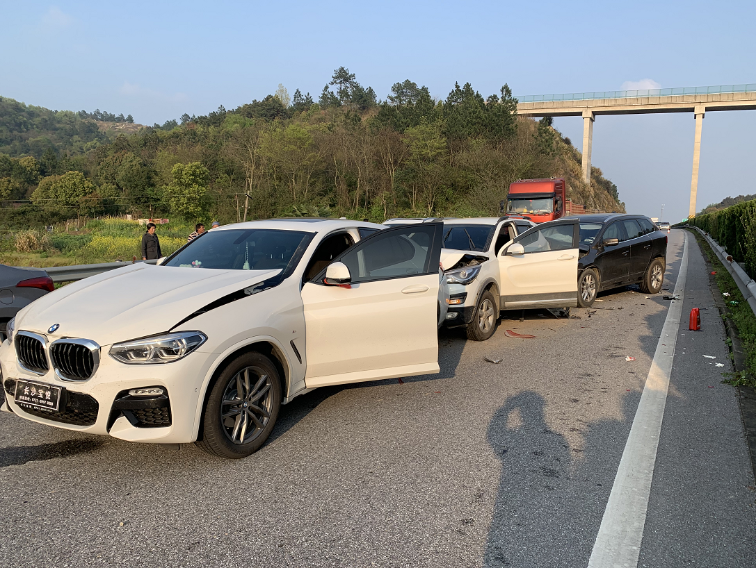 四车追尾现场状况连连，路政员“一脚”解除危机