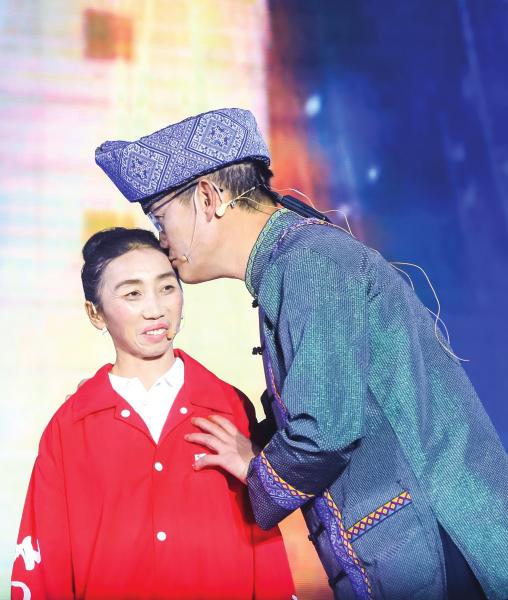 1月13日,2018“马云乡村教师奖”颁奖晚会在三亚举行,来自湖南获奖教师杨昌强、罗荷珍夫妻走上舞台,为了表达对妻子多年来的愧疚,杨昌强给妻子送了一个吻。