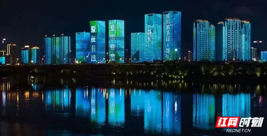 长沙“一江两岸”灯光秀端午特辑亮相湘江河畔,为全市市民送上美好的节日祝福。