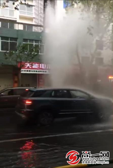 市民拍摄的视频截图,冲起的水柱如喷泉。
