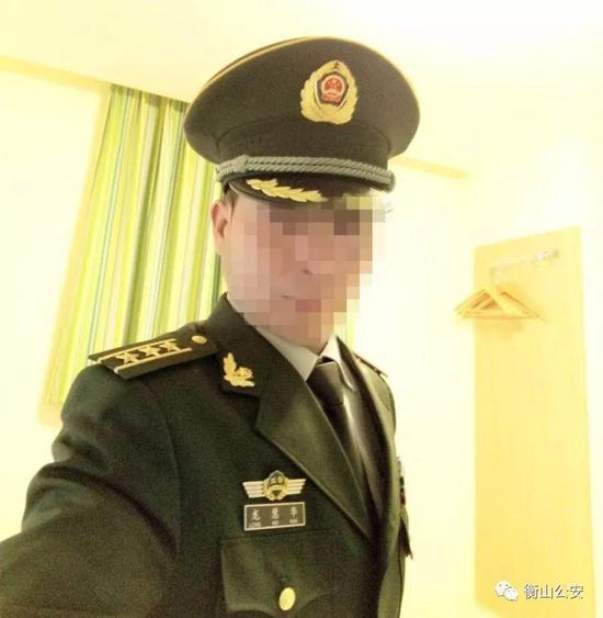 犯罪嫌疑人宾某身穿武警制服的自拍照