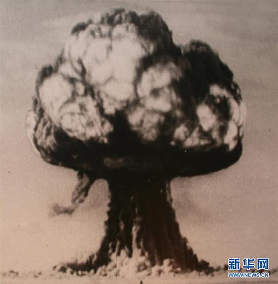 1966年10月27日,中国第一次导弹原子弹结合试验成功。 新华社发
