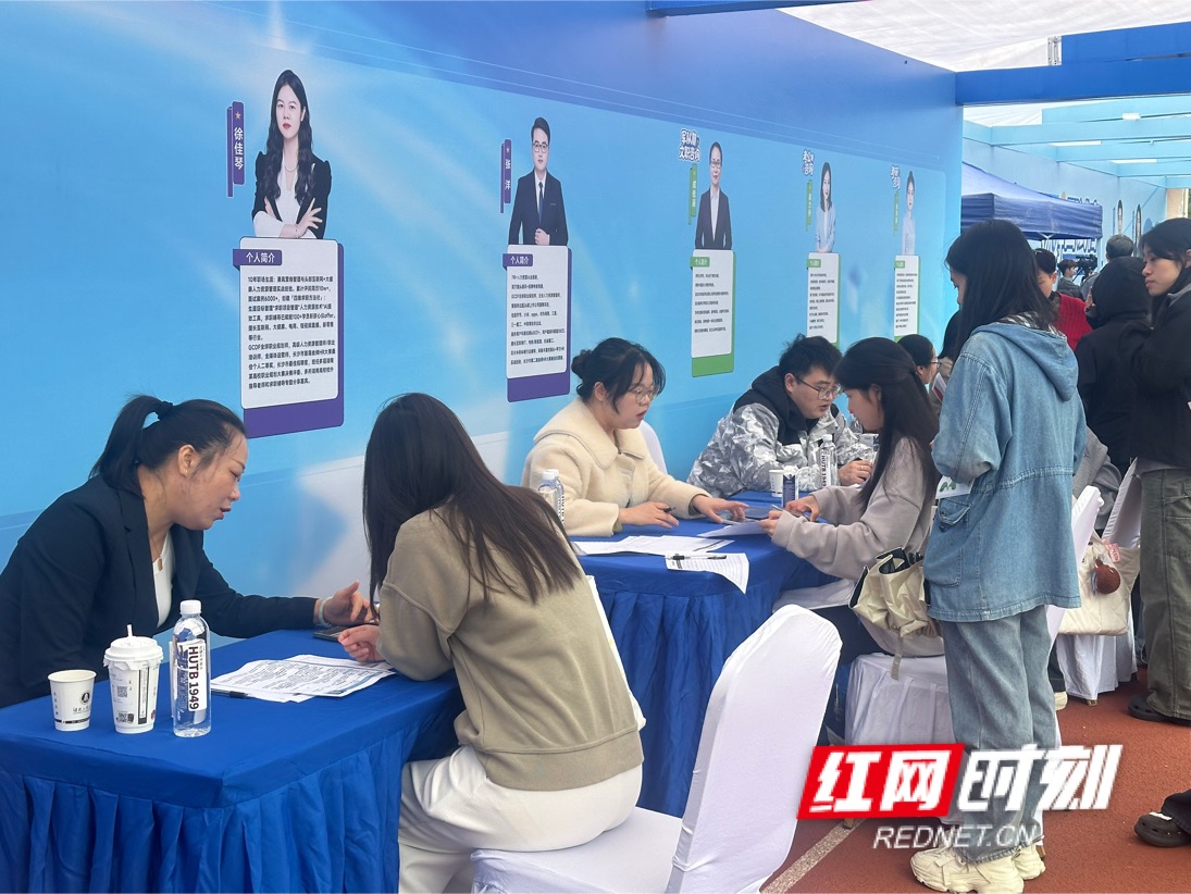 职业指导区吸引众多学生体验
