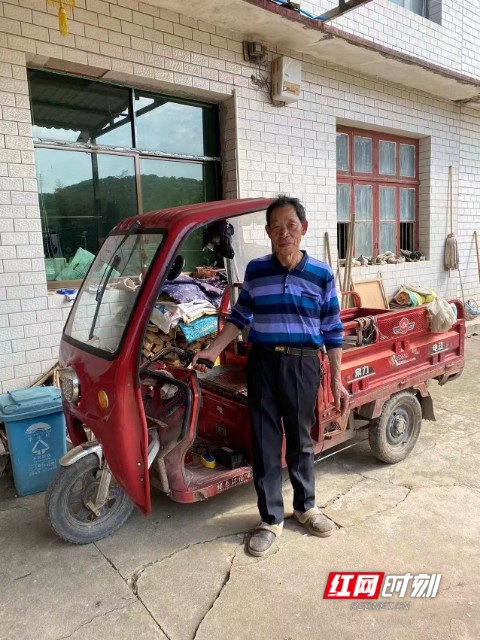 71岁的陈大爷。
