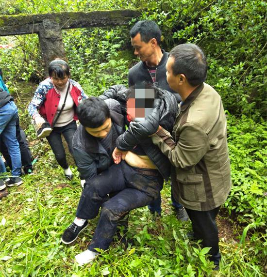 警民联手救援。