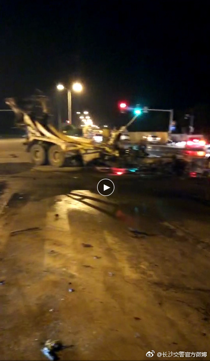 长沙两台水泥罐车相撞 两名驾驶人受伤