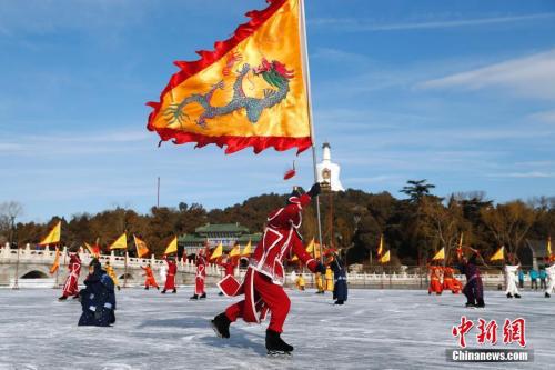 资料图：“冰嬉”也称“冰戏”，是一项古代文娱活动，将体育锻炼与传统文化结合。中新社记者 富田 摄