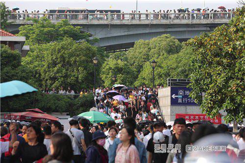 橘子洲临时增设地铁人工售票处 加开紧急疏散车
