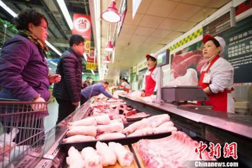 资料图:市民选购猪肉。 张云 摄