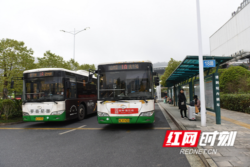 市民从高铁郴州西站出站后无缝对接到达公交枢纽站等候乘车。