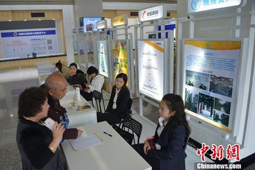 资料图:住房租赁交易会吸引咨询者。中新社记者 张浪 摄