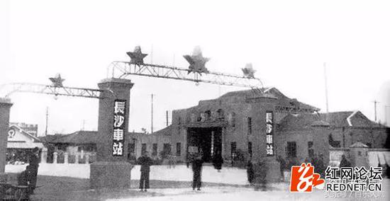  1955年，长沙火车站（小吴门）的大门。