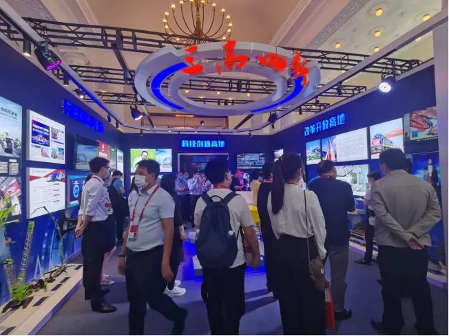 ▲“三高四新”展区集中湖南制造和创新成果,吸引大量观众驻足。