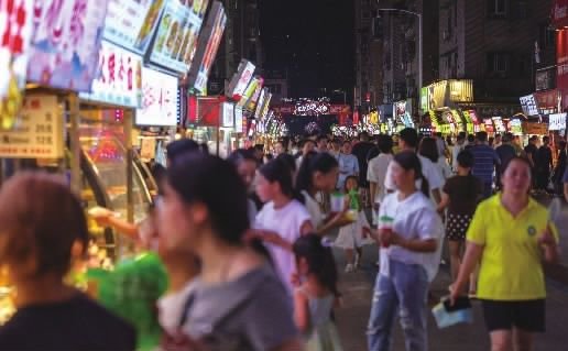  7月13日傍晚，长沙四方坪夜市灯火通明、人流如织，烧烤小吃香气四溢。江毅 摄