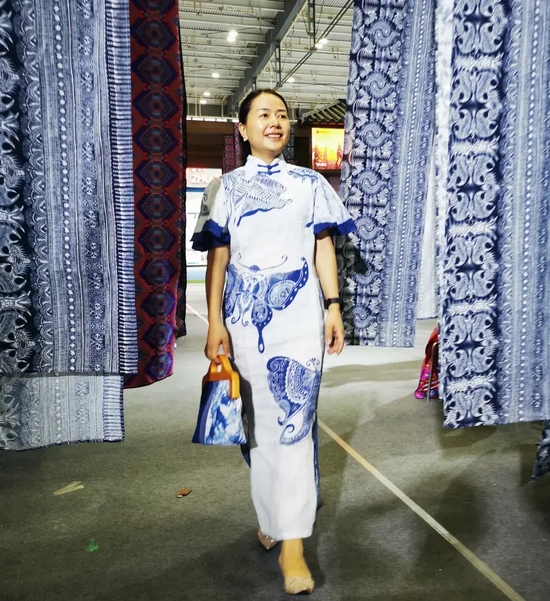 △穿上扎染的衣服,随便一拍都是时尚大片