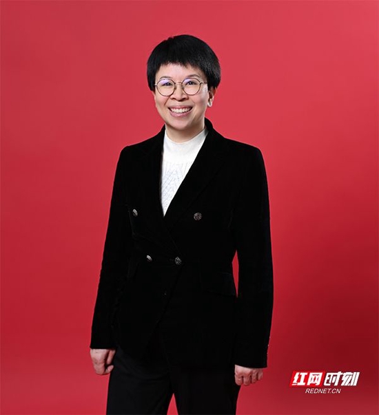 全国人大代表、郴州市第一人民医院党委书记雷冬竹。
