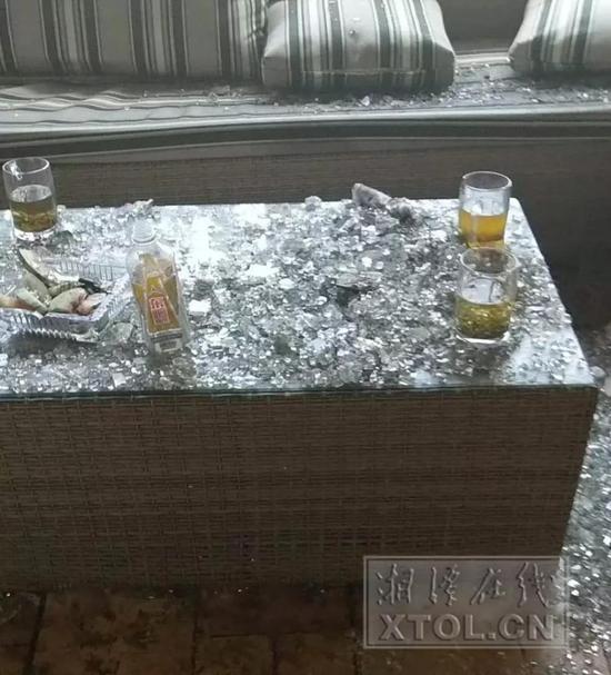 湘潭又发生一起高楼坠物事件 这次砸中了奔驰