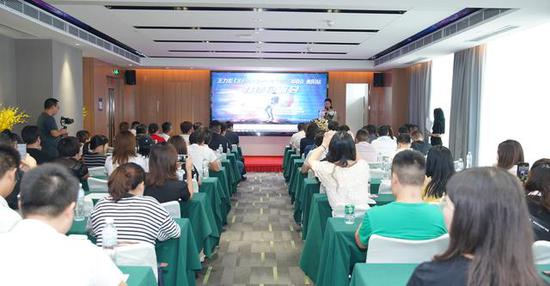 (媒体见面会现场坐满了媒体以及热情的粉丝们)