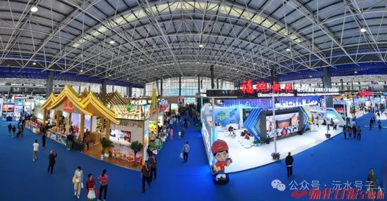 ▲怀化国际会展中心的湖南(怀化)RCEP经贸博览会主会场人潮涌动