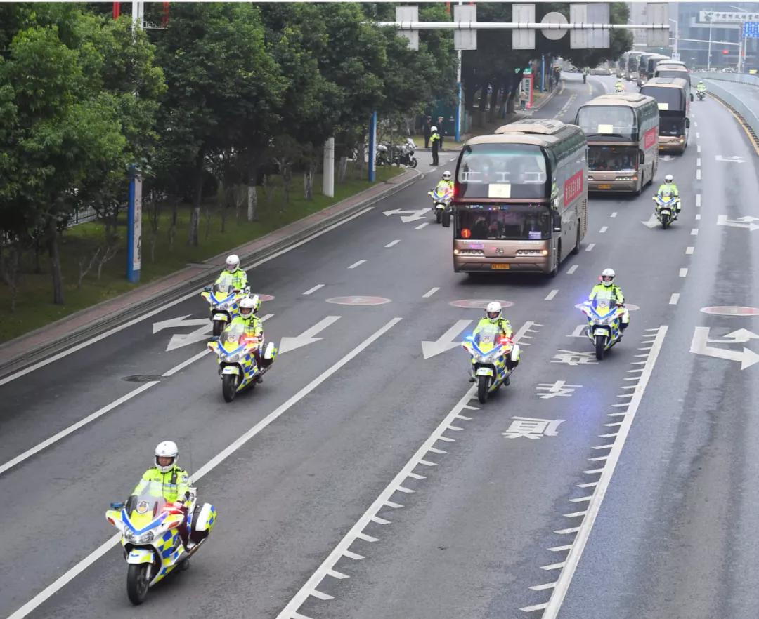 警车开道、骑警护行。 湖南日报记者 傅聪摄