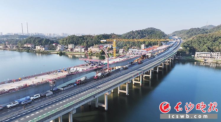耒水大桥是耒宜改扩建项目的控制性工程。受访者供图