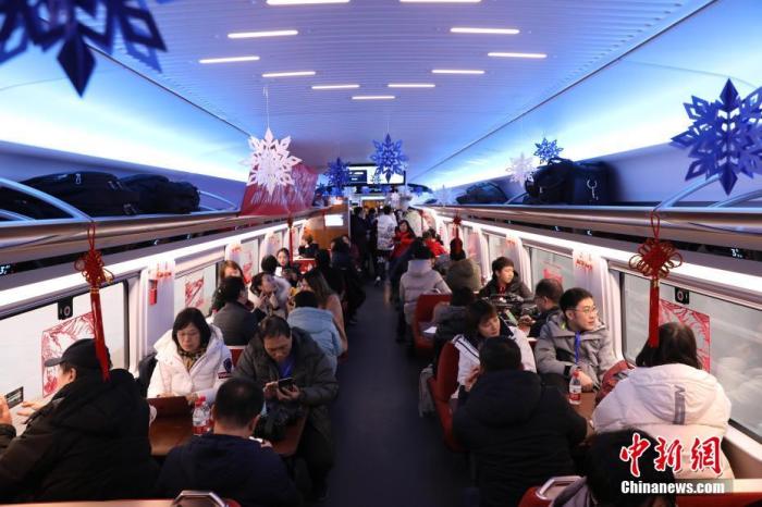 12月30日,北京至张家口高速铁路(简称京张高铁)开通运营。当日,旅客乘坐G8811次列车从北京北站前往太子城站。中新社记者 蒋启明 摄