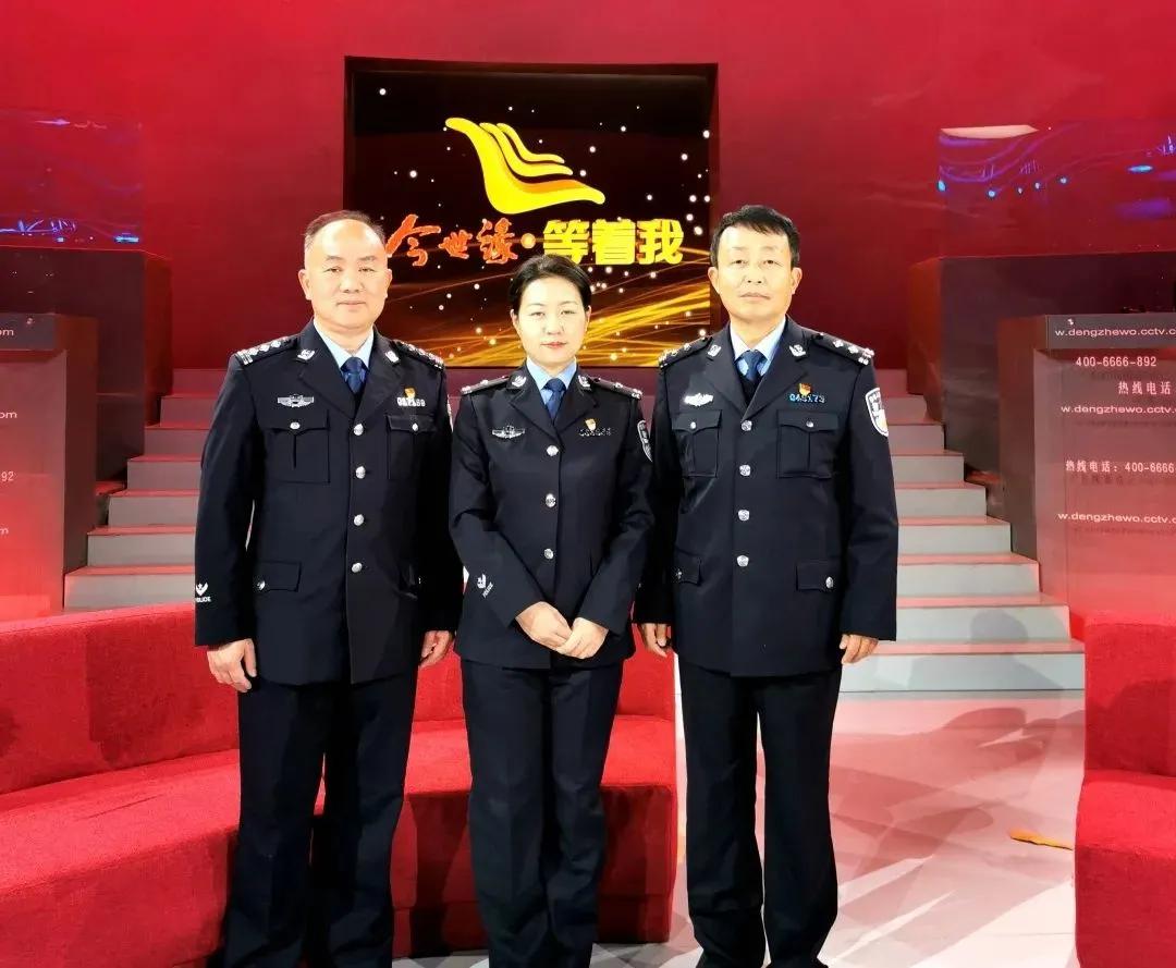 王曙(左一)