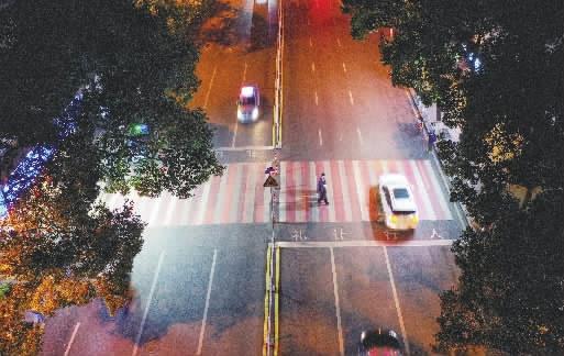  长沙东风路，过街斑马线换成了醒目反光的彩色斑马线，斑马线旁还加装了照明灯。从东风路营盘路口到东风路高架，一路7条彩色斑马线，每一条都配上了补光灯。“被看见，才安全”的交通安全理念在一盏灯里得到实现。