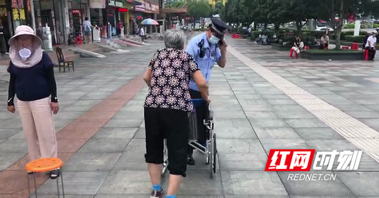 段奶奶不听劝说,要离开。