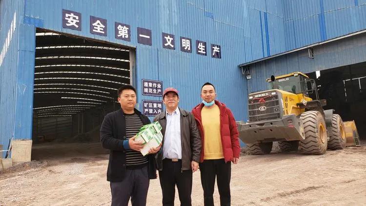 2月26日,第八站,祁东县侨企——源泰采石场,为复工复产企业捐送口罩。