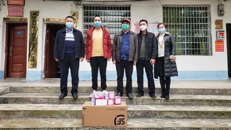 2月27日,第十三站,祁东县石亭子镇政府,为抗“疫”一线工作人员和复工复产企业捐送口罩。