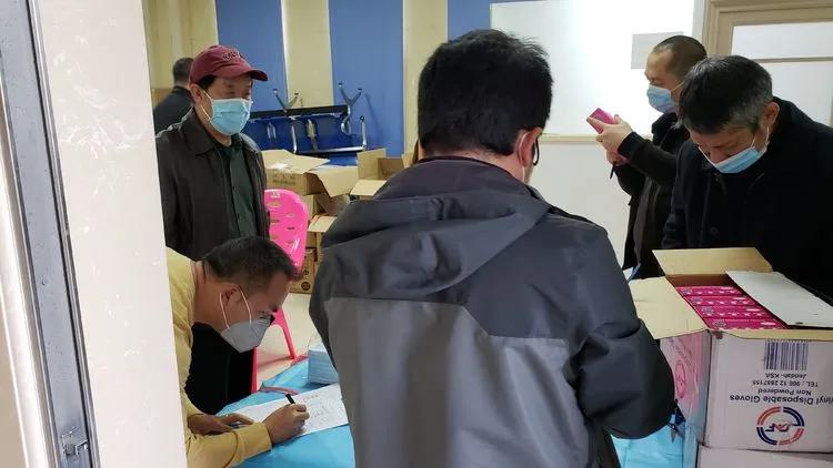 在新冠肺炎疫情大规模、全面爆发的时候,李春生主席不顾个人安危,勇敢担当逆行,开启了“三天十三站三百公里急速抗疫之行”。