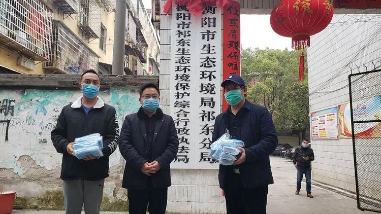 3月2日,李春生主席带着徐文成和我来到县环保局,为抗“疫”一线工作人员捐送口罩。