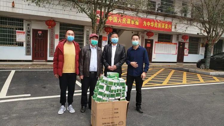 2月26日,第五站,祁东县黄土铺镇政府,为抗“疫”一线工作人员和复工复产企业捐送口罩。